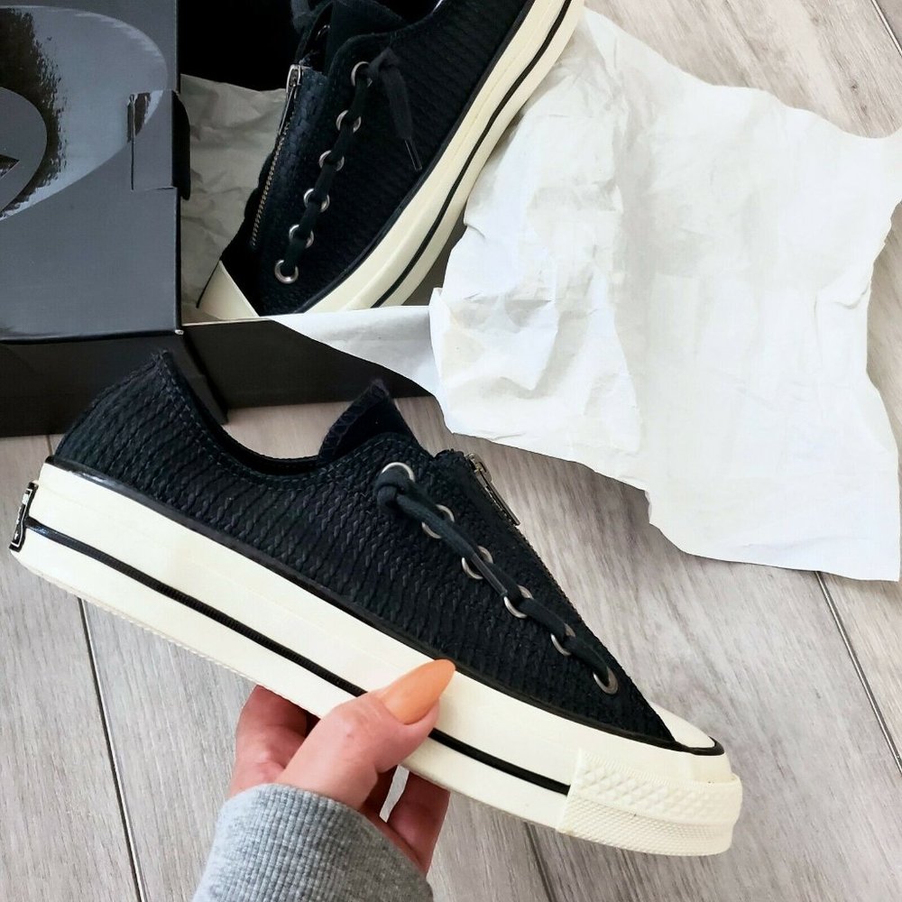 ✨LIMITED EDITION✨ Converse Embossed Suede Chuck 70 Zip